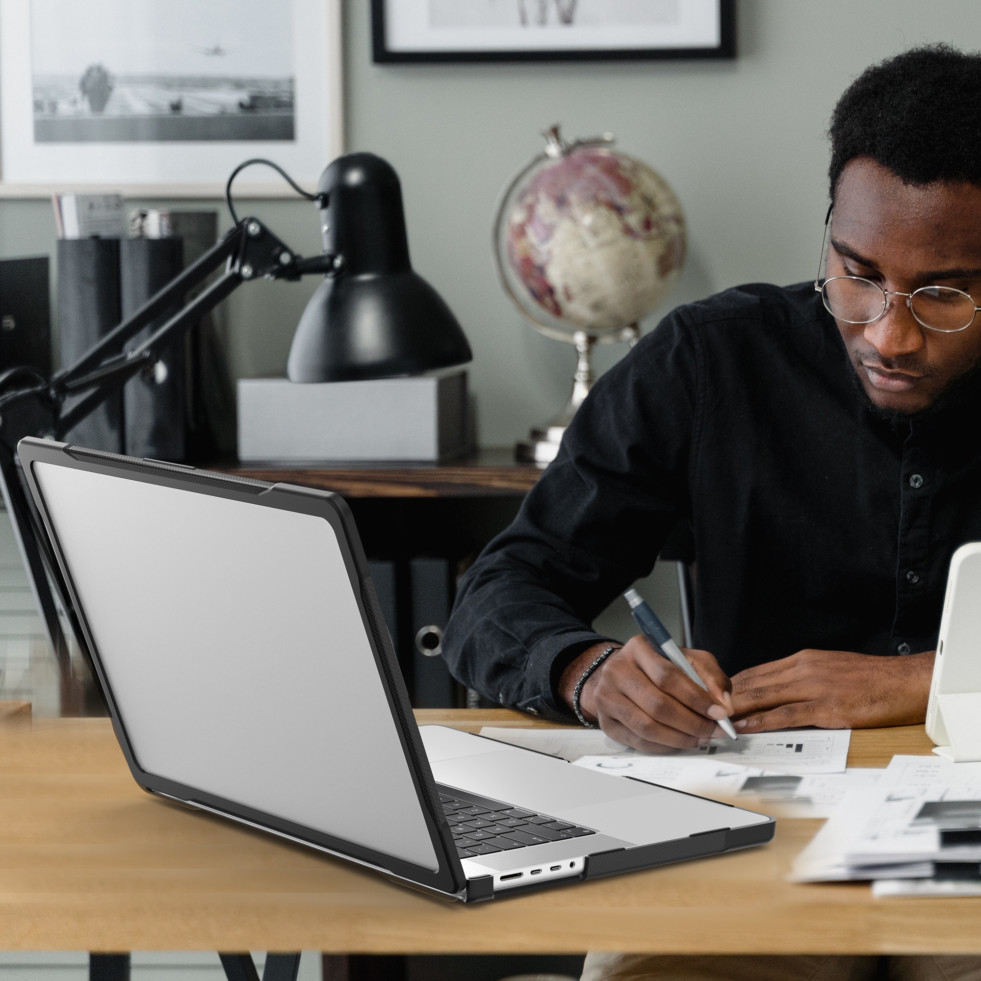Apple MacBook Pro 16 2021 Stöttåligt Hybrid-skal Genomskinlig
